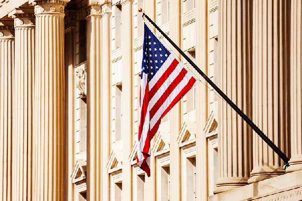 特朗普警告空中交通管制员：要么上班，要么 “扣薪”