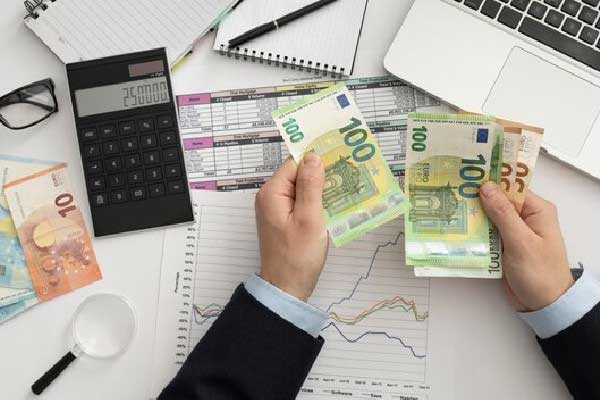 大宗商品综述：油价回落 黄金走高 铝价创出两年最大月涨幅