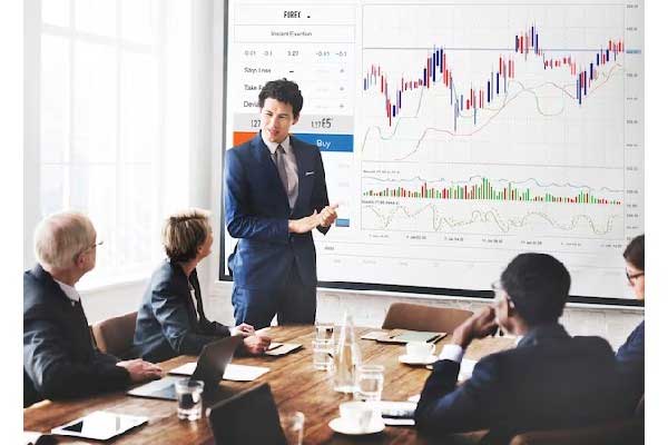 “高市早苗真正的考验才刚开始”，她还要面对这些问题